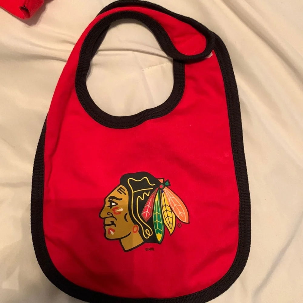 NHL Chicago Blackhawks One Piece, Bib & Slippers 18m - Picture 3 of 7